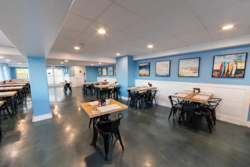 Effie's Buttercup Cafe: dining room ocean artwork