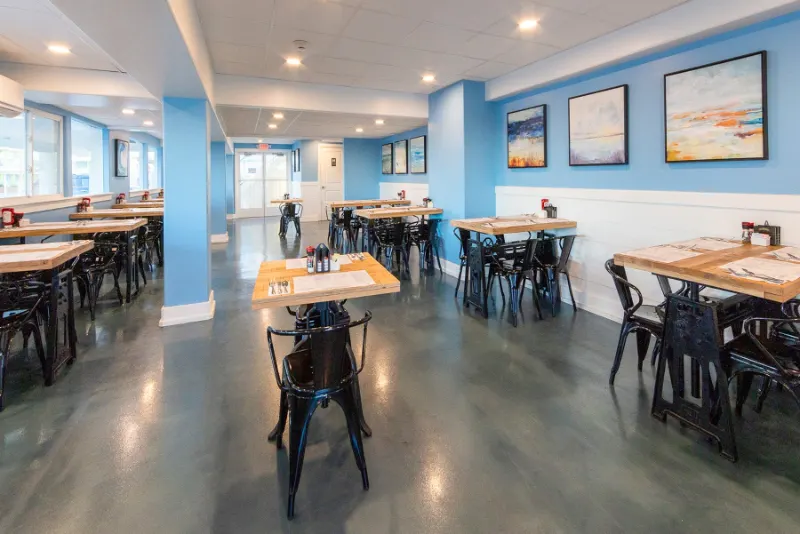 Effie's Buttercup Cafe: dining room seating and windows