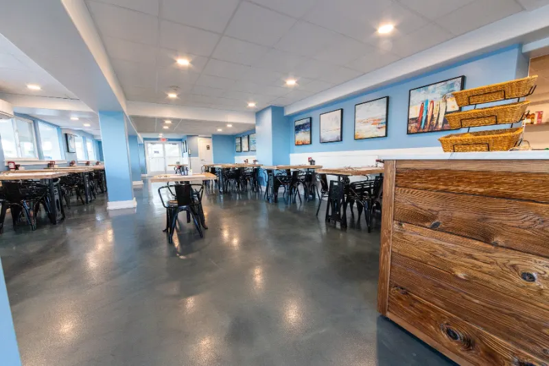 Effie's Buttercup Cafe: dining room with wood counter