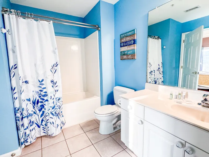 Antilles condo: Unit 4002 bathroom blue walls