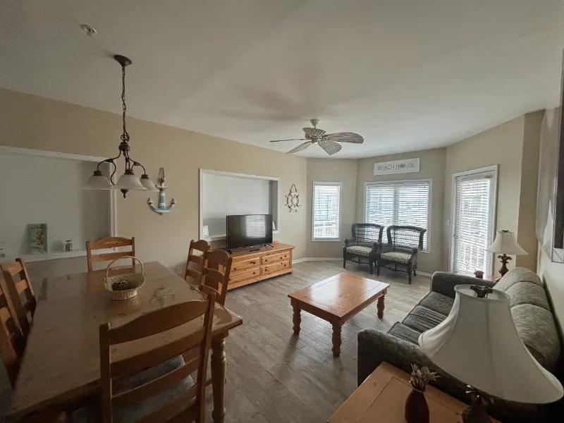 Baleiné condo: Unit 3004 dining and living room
