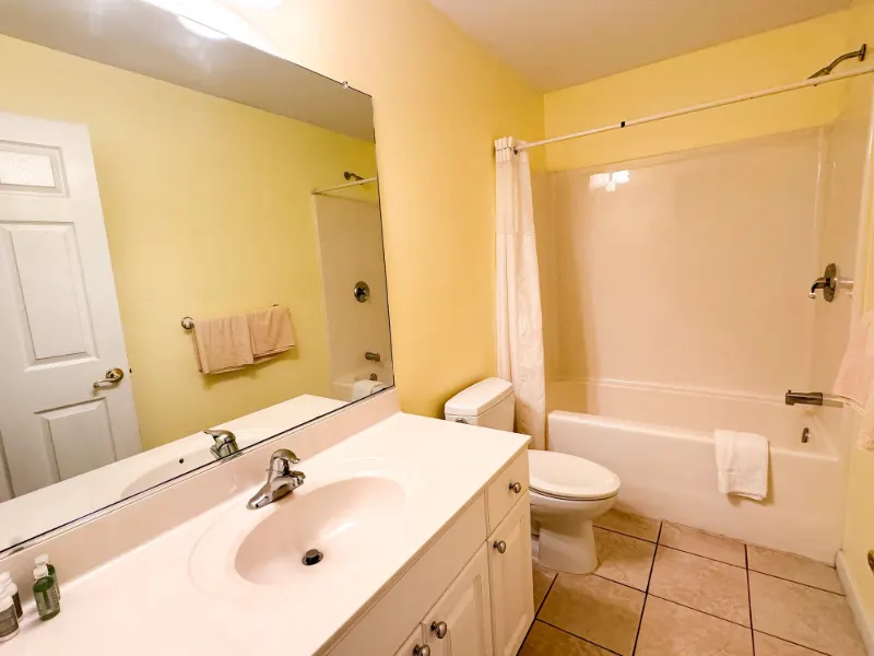 Baleiné condo: Unit 4004 bathroom