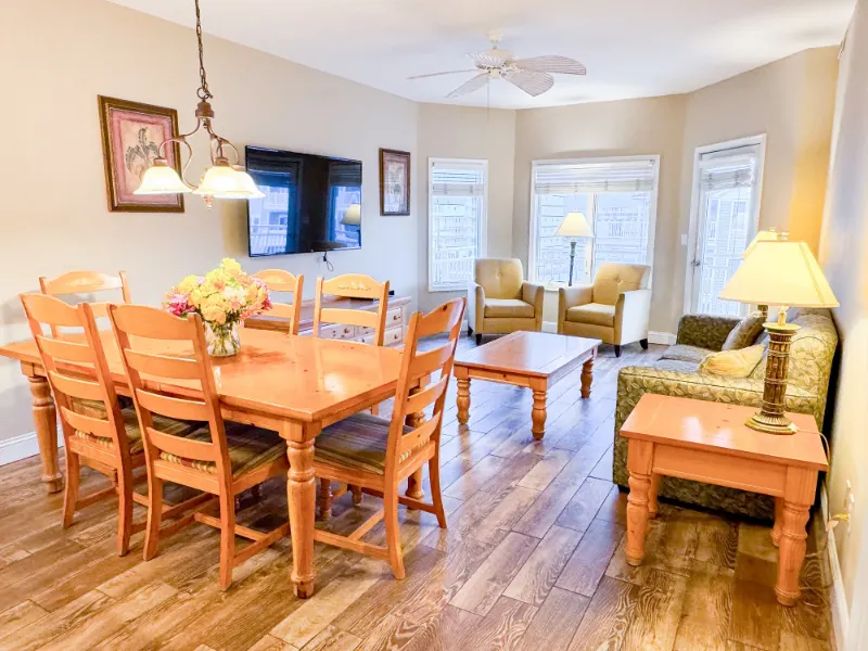 Baleiné condo: Unit 4004 dining and living room