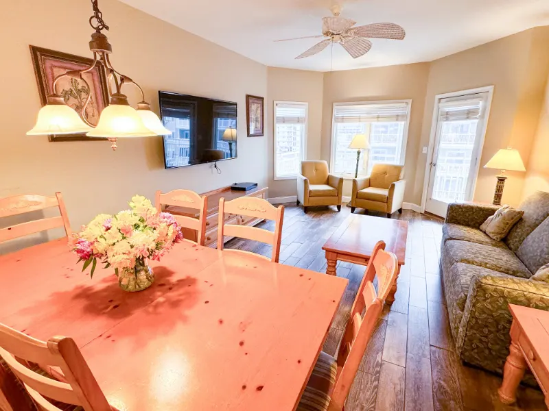 Baleiné condo: Unit 4004 dining table with flowers