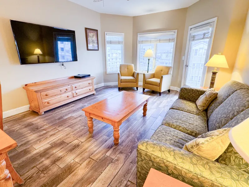 Baleiné condo: Unit 4004 living room TV