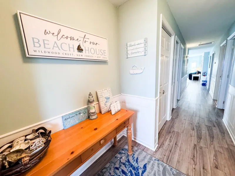 Baleiné condo: Unit 5004 entry hallway beach house sign