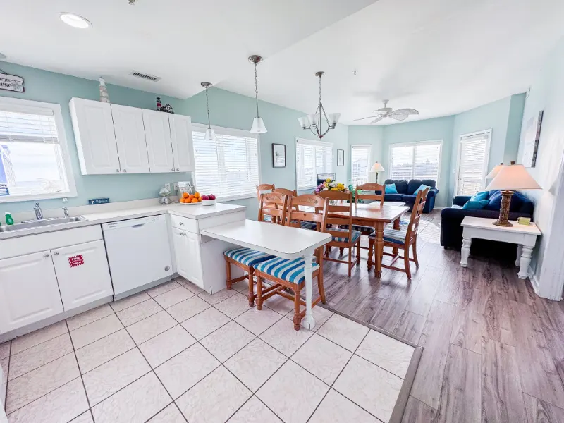 Baleiné condo: Unit 5004 kitchen and dining
