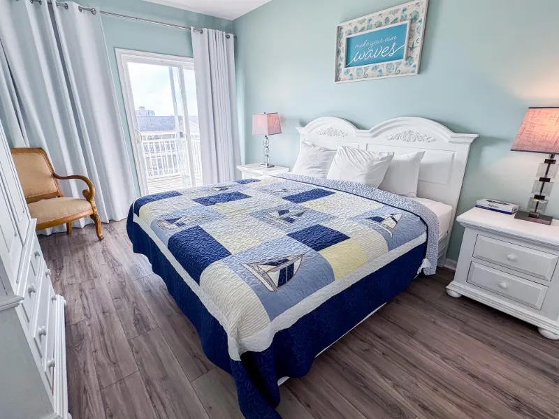 Baleiné condo: Unit 5004 master bedroom quilt