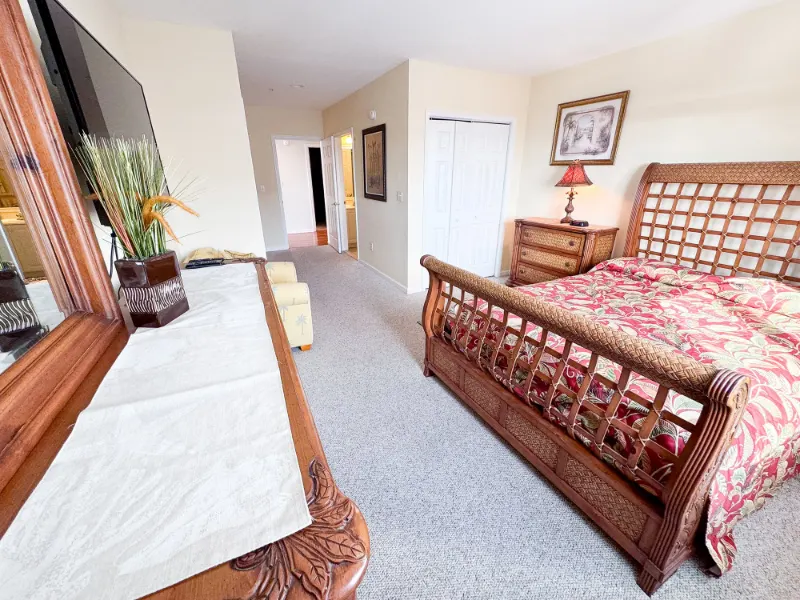 Calicéo Penthouse: bedroom sleigh bed