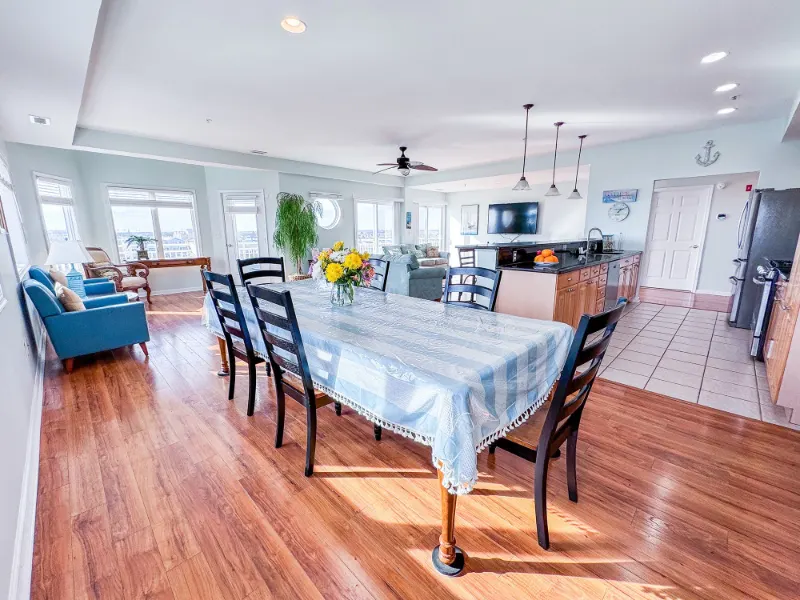 Calicéo Penthouse: dining table