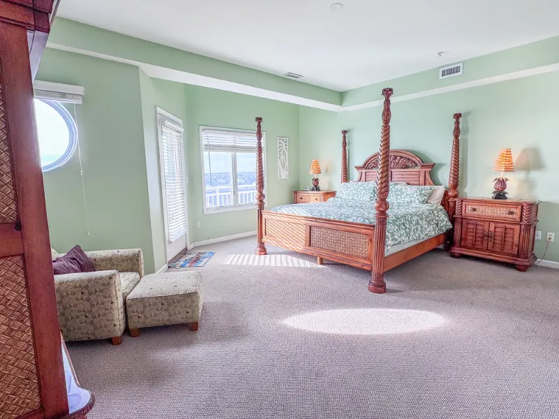 Calicéo Penthouse: master bedroom four poster bed