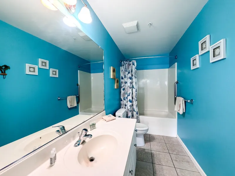 Colibri condo: Unit 3003 bathroom teal walls