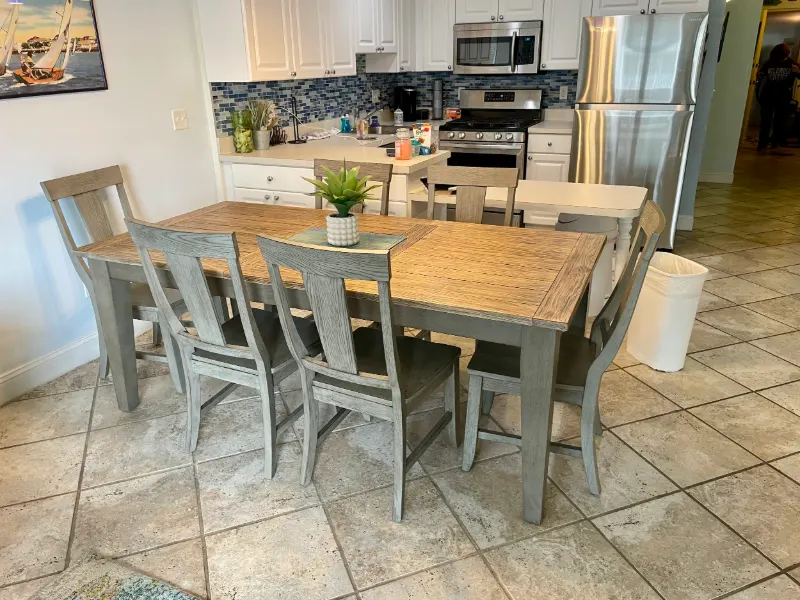 Colibri condo: Unit 3003 dining and kitchen