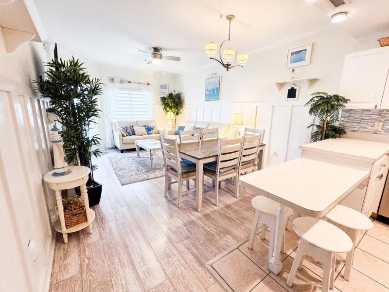 Colibri condo: Unit 4003 living and dining