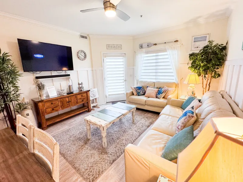 Colibri condo: Unit 4003 living room