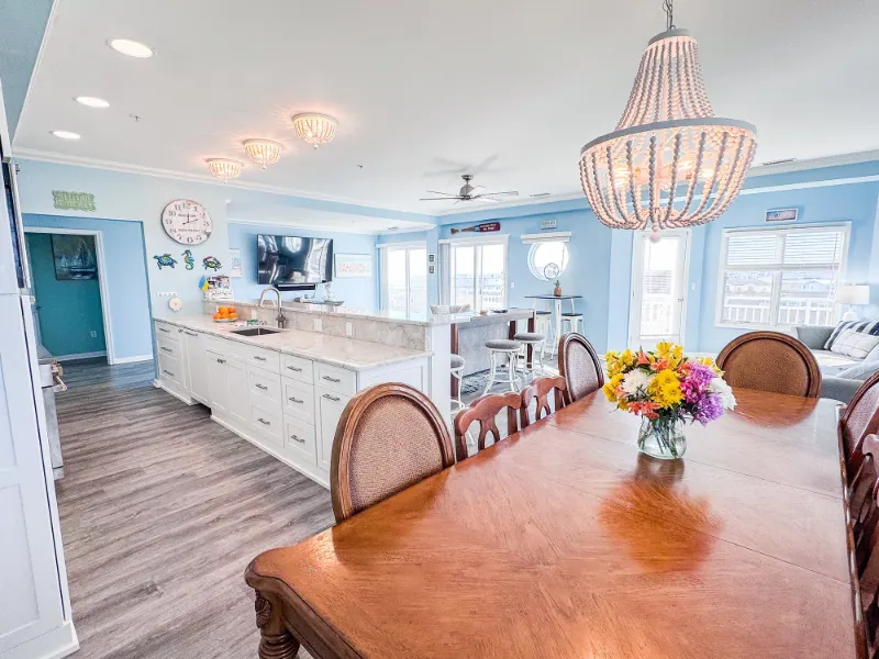 Vista View Penthouse: dining room chandelier