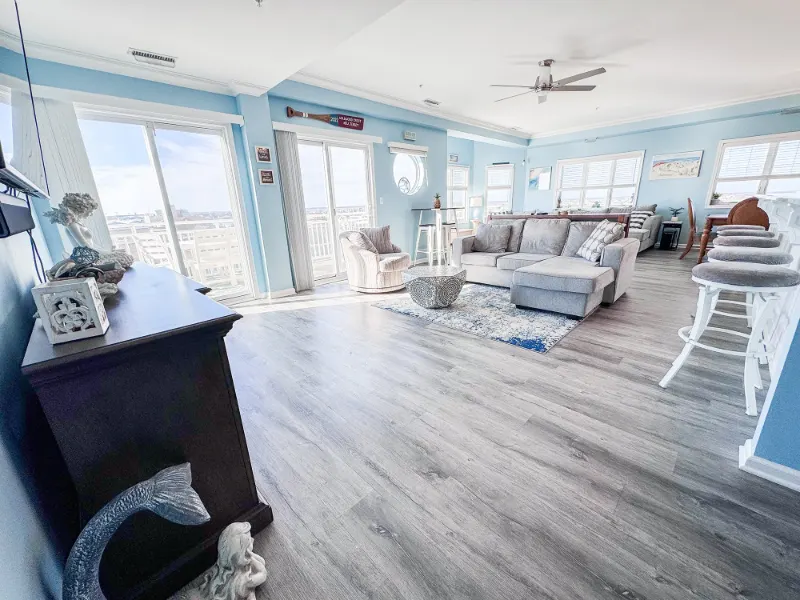 Vista View Penthouse: living room ocean view