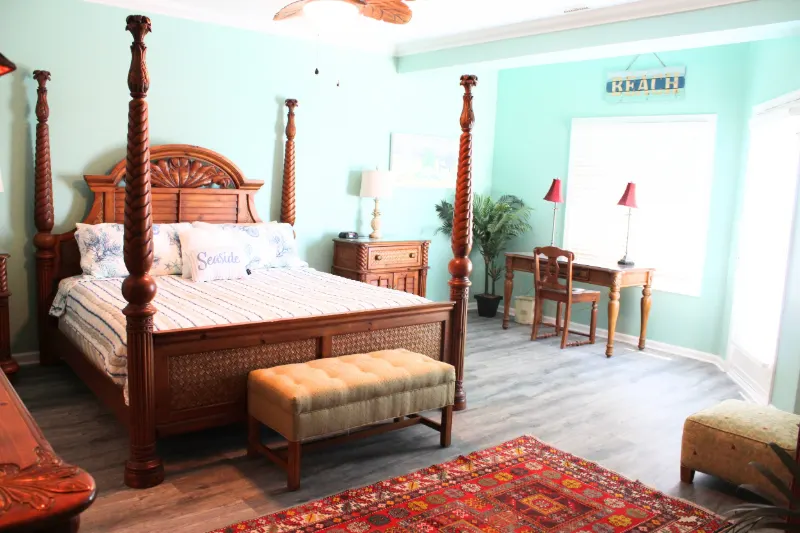 Vista View Penthouse: master bedroom four poster bed