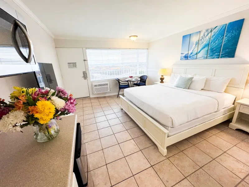 Marathon Key king bed with flowers