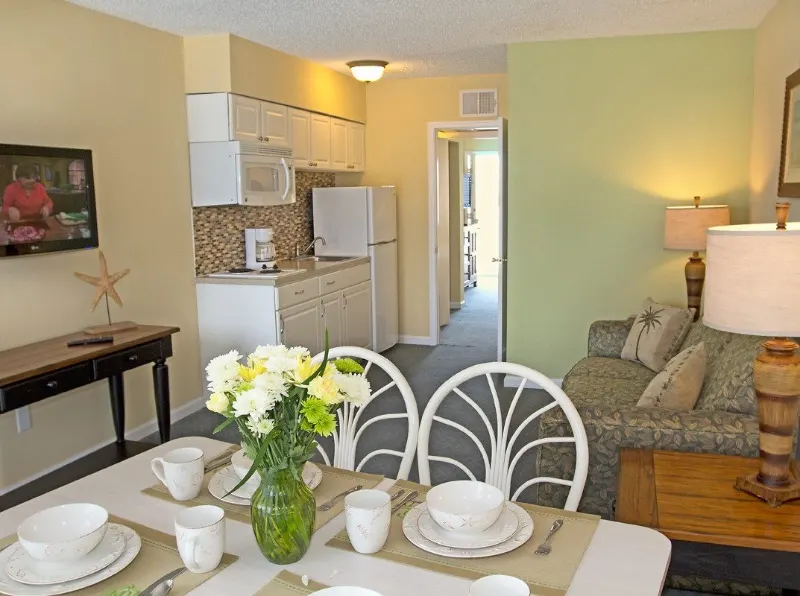 Palms living and dining older decor